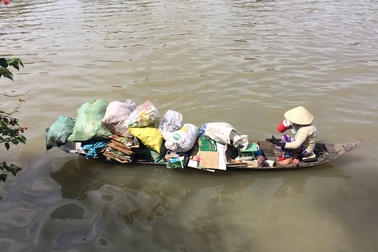 Nghề mua ve chai bằng xuồng ba lá ở miền Tây