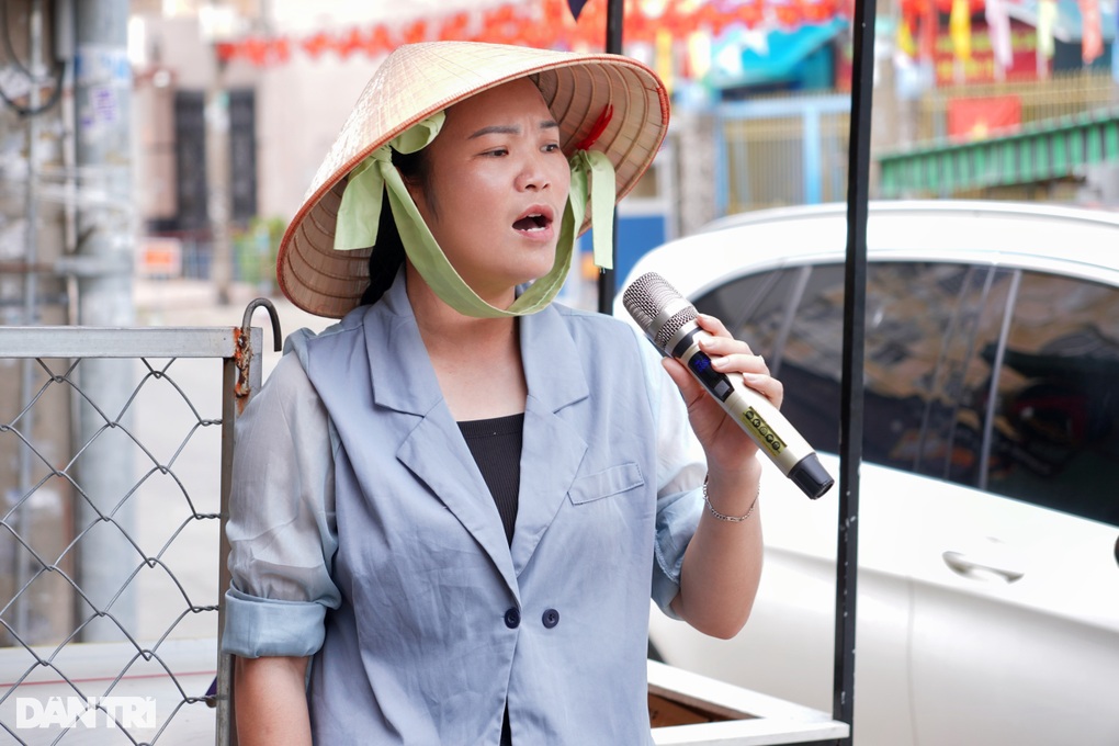 Cô gái ở TPHCM vừa bán nước sâm vừa hát, bỗng dưng nổi tiếng sau một đêm - 2 Cô gái ở TPHCM vừa bán nước sâm vừa hát, bỗng dưng nổi tiếng sau một đêm - 2
