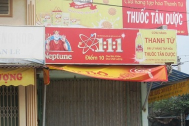 Một phụ nữ bị tạt axít vào mặt  