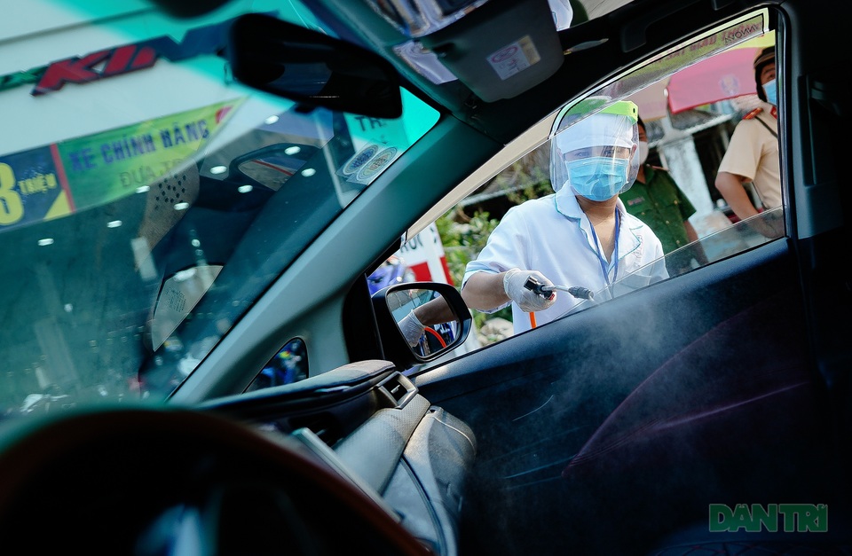 Một ngày ở trạm kiểm dịch Covid-19 nơi cửa ngõ TPHCM - 11