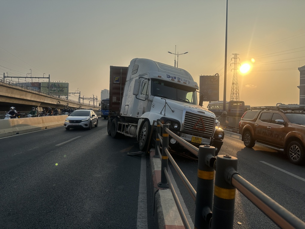 Xe container húc dải phân cách cầu Sài Gòn, giao thông ùn tắc hơn 2km - 1 Xe container húc dải phân cách cầu Sài Gòn, giao thông ùn tắc hơn 2km - 1