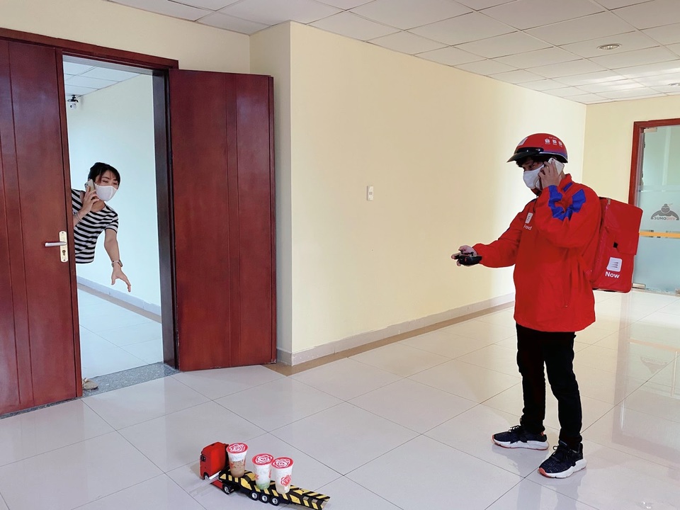 “Giao hàng không tiếp xúc” thời Covid muôn màu muôn vẻ và muôn kiểu - 12 “Giao hàng không tiếp xúc” thời Covid muôn màu muôn vẻ và muôn kiểu - 12