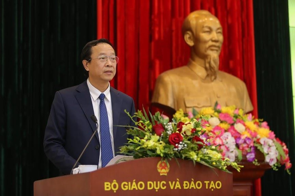 Trao quyết định điều động, bổ nhiệm tân Thứ trưởng Bộ GDĐT - 3 Trao quyết định điều động, bổ nhiệm tân Thứ trưởng Bộ GDĐT - 3