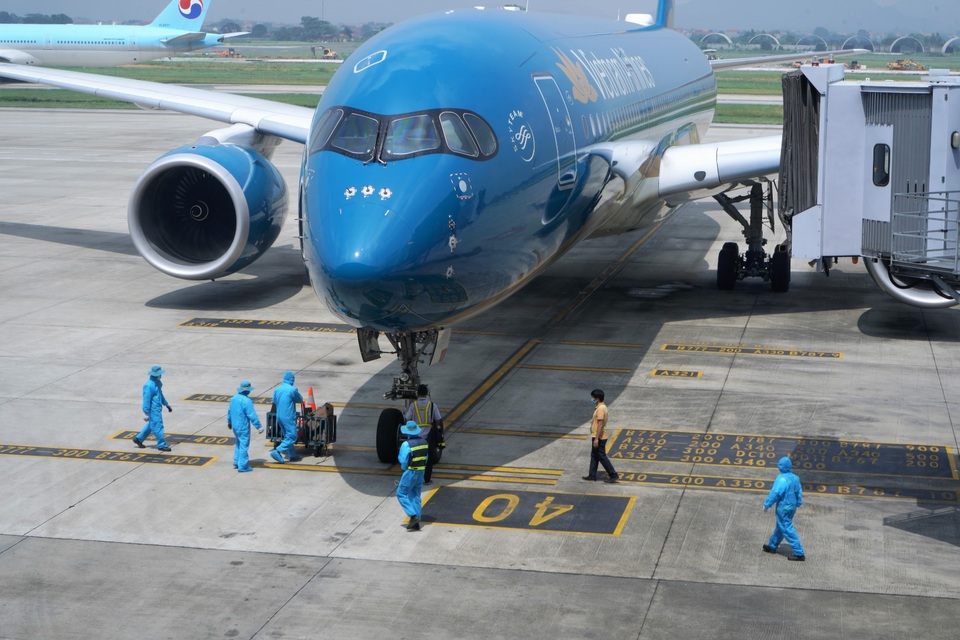 Hình ảnh đoàn khách đầu tiên tới Việt Nam sau 6 tháng “đóng cửa” bầu trời - 2 Hình ảnh đoàn khách đầu tiên tới Việt Nam sau 6 tháng “đóng cửa” bầu trời - 2