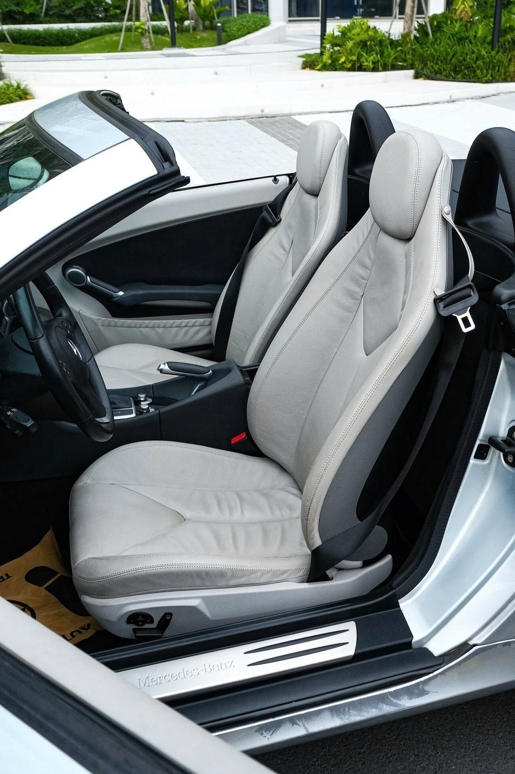 Hàng hiếm Mercedes-Benz SLK 350 sau 17 năm vẫn được rao giá gần 1 tỷ đồng - 5 Hàng hiếm Mercedes-Benz SLK 350 sau 17 năm vẫn được rao giá gần 1 tỷ đồng - 5