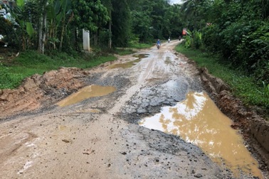 Xe trọng tải lớn ngày đêm "băm nát" tỉnh lộ