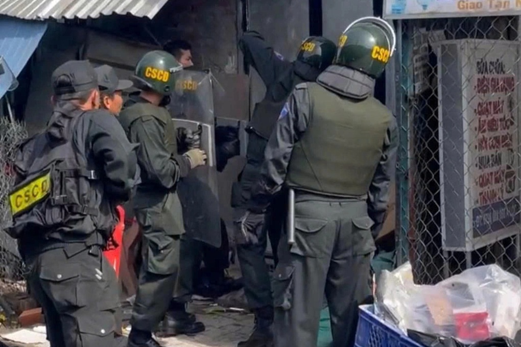 Con nghiện tấn công cảnh sát, cố thủ trong nhà trốn đi cai - 2 Con nghiện tấn công cảnh sát, cố thủ trong nhà trốn đi cai - 2