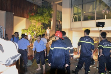 Tầng hầm khách sạn ngập lênh láng, nhiều ô tô bị nhấn chìm