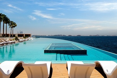 Ngắm bể bơi chỉ dành cho dân nhà giàu trong khách sạn xa xỉ nhất thế giới