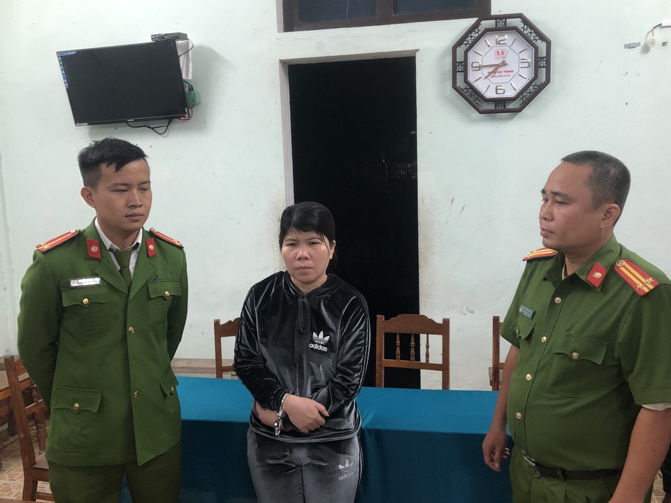 Nghiện cờ bạc trên mạng, vợ chồng cùng con trai lừa đảo hơn 17 tỷ đồng - 2 Nghiện cờ bạc trên mạng, vợ chồng cùng con trai lừa đảo hơn 17 tỷ đồng - 2