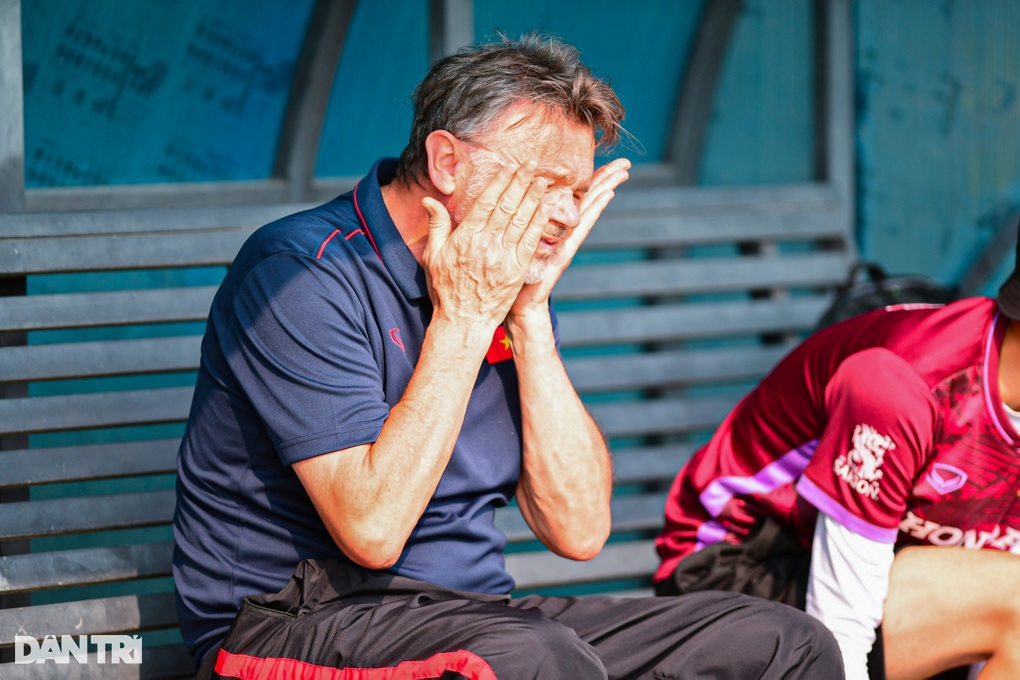 U22 Việt Nam vất vả rèn quân dưới thời tiết nắng gắt - 2 U22 Việt Nam vất vả rèn quân dưới thời tiết nắng gắt - 2