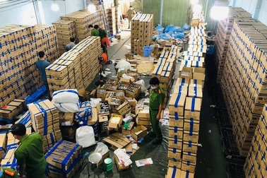 Nhiều mặt hàng thiết yếu chống dịch Covid-19 bị tái chế, làm giả