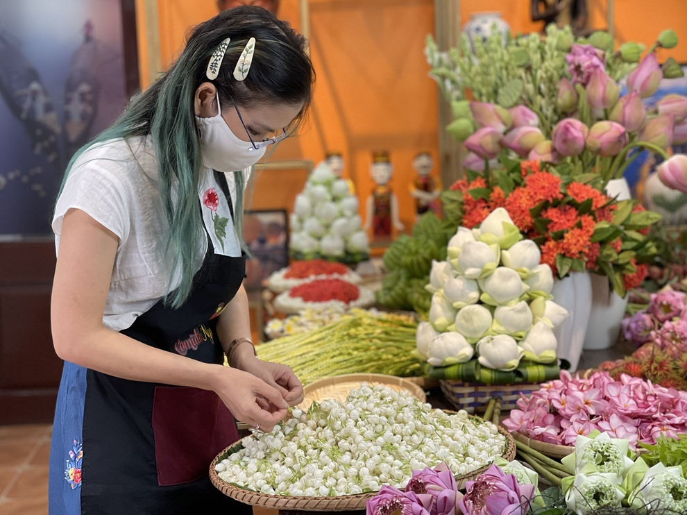Dân Hà Nội hào phóng chi tiền triệu mua mẹt hoa cúng Tết Đoan Ngọ - 2 Dân Hà Nội hào phóng chi tiền triệu mua mẹt hoa cúng Tết Đoan Ngọ - 2