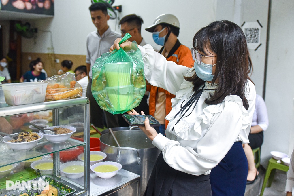 Quán cháo nhà nghèo ở Hà Nội, khách xếp hàng dài chờ thưởng thức - 10 Quán cháo nhà nghèo ở Hà Nội, khách xếp hàng dài chờ thưởng thức - 10