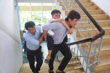 Hành trình vượt khó vào lớp 10: Nụ cười “nở” trên xe lăn