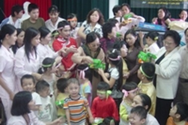 Bà Nguyễn Thị Bình thăm các cháu chất độc màu da cam