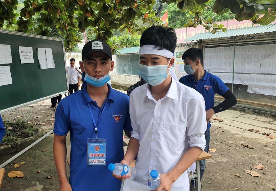 Thí sinh đội khăn tang đi thi tốt nghiệp THPT - 1 Thí sinh đội khăn tang đi thi tốt nghiệp THPT - 1