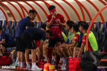 Cựu tuyển thủ U23 Việt Nam khoác áo CLB CAHN chấn thương phải nhập viện