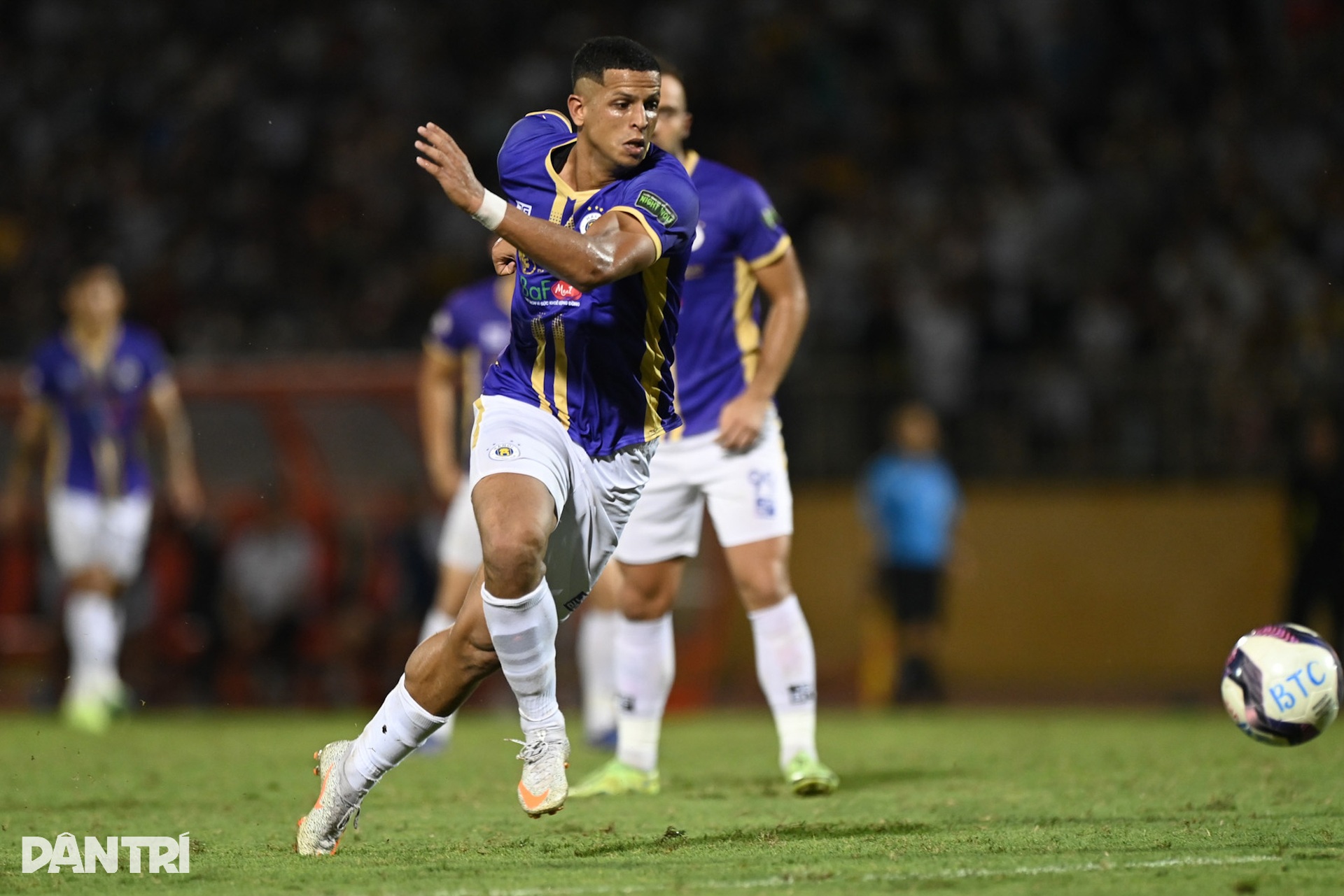 Văn Hậu trêu đùa Quế Ngọc Hải sau trận đại chiến trên sân Vinh - 7