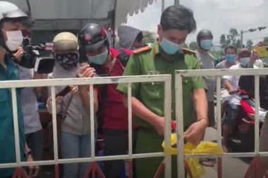 Hơn 900 người dân khu cách ly vui mừng trong ngày dở bỏ phong tỏa