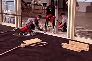 Tỷ phú Trung Quốc "chơi trội" cẩu xe Rolls-Royce lên căn hộ trên tầng 44