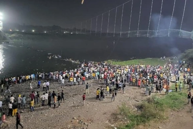 Sập cầu treo ở Ấn Độ, ít nhất 60 người thiệt mạng