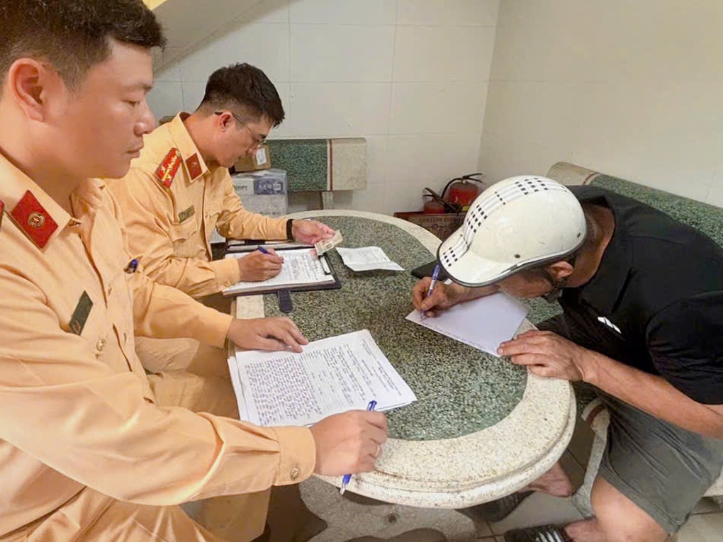 Phạt chủ xe và tài xế ô tô hơn 40 triệu đồng vì làm rơi bó sắt xuống đường - 2 Phạt chủ xe và tài xế ô tô hơn 40 triệu đồng vì làm rơi bó sắt xuống đường - 2