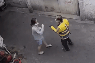 Không đưa thêm 10.000 đồng, cô gái bị tài xế đập nón bảo hiểm vào mặt