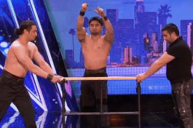 Rùng mình trước tiết mục thử thách giới hạn chịu đựng của cơ thể