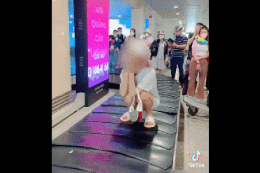 Cộng đồng phẫn nộ trước hành động ngồi xổm trên băng chuyền của TikToker