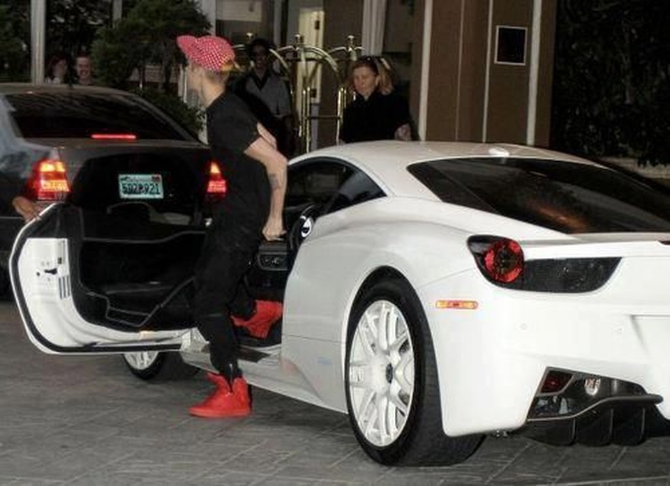 Justin Bieber lái siêu xe có một không hai ra phố - 5 Justin Bieber lái siêu xe có một không hai ra phố - 5