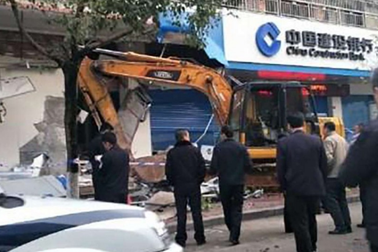 Trung Quốc: Dùng máy xúc để trộm tiền ngân hàng