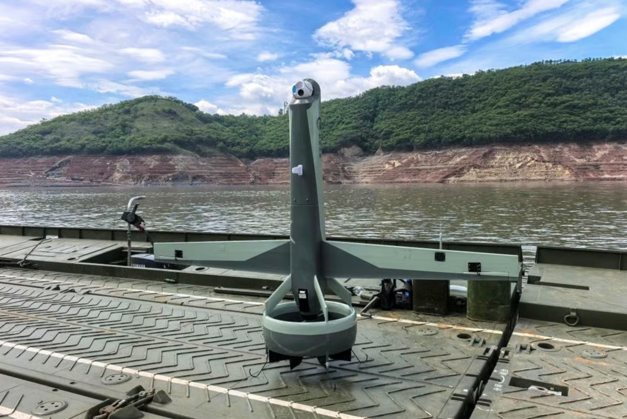 Trung Quốc ra mắt UAV mới có khả năng cất cánh thẳng đứng như tên lửa - 1
