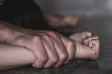 Thầy cô giáo tới khách sạn để giải cứu học sinh khỏi "yêu râu xanh"