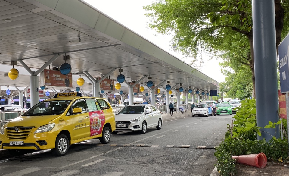 Tăng thêm làn xe cho taxi đón khách ở sân bay Tân Sơn Nhất - 2 Tăng thêm làn xe cho taxi đón khách ở sân bay Tân Sơn Nhất - 2