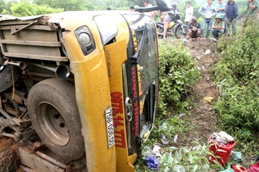 Xe khách lao xuống vực, 10 người bị thương