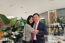 Ông Thaksin lên máy bay về nước sau 15 năm lưu vong