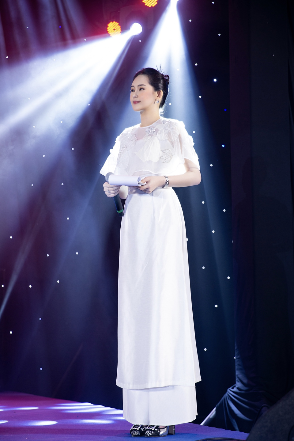 Ngân Anh tự tin làm MC tiếng Anh - 4 Ngân Anh tự tin làm MC tiếng Anh - 4