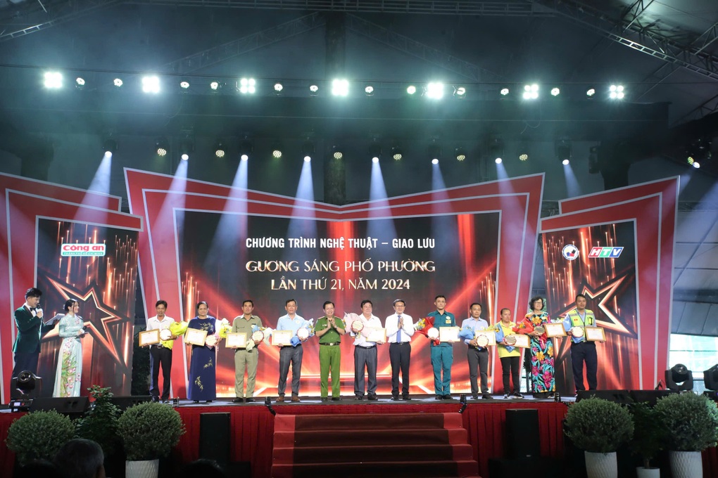 Tôn vinh người cứu 5 nạn nhân trong vụ cháy ở TPHCM - 2 Tôn vinh người cứu 5 nạn nhân trong vụ cháy ở TPHCM - 2