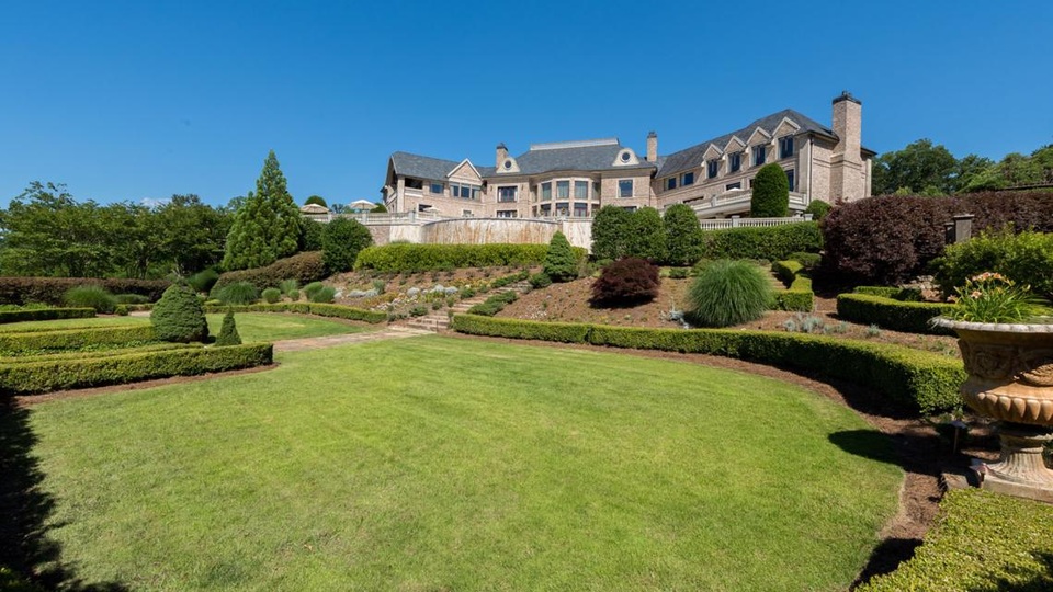 Dinh thự xa hoa như cung điện của tỷ phú điện ảnh nổi tiếng - 3