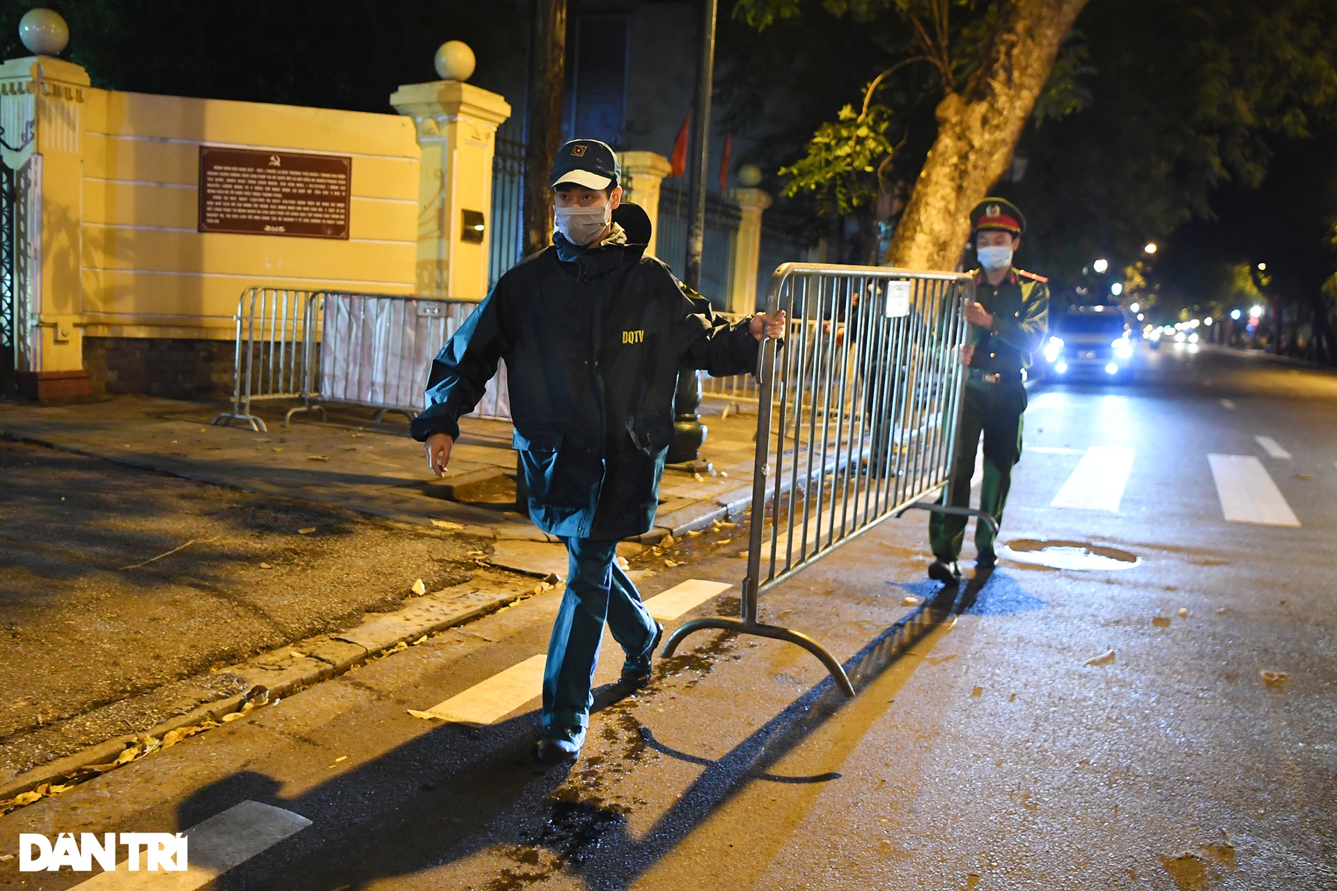 Người dân Hà Nội ra đường phất cờ giữa đêm mừng BV Việt Đức gỡ cách ly - 3 Người dân Hà Nội ra đường phất cờ giữa đêm mừng BV Việt Đức gỡ cách ly - 3
