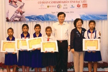 Trao học bổng đến học sinh nghèo