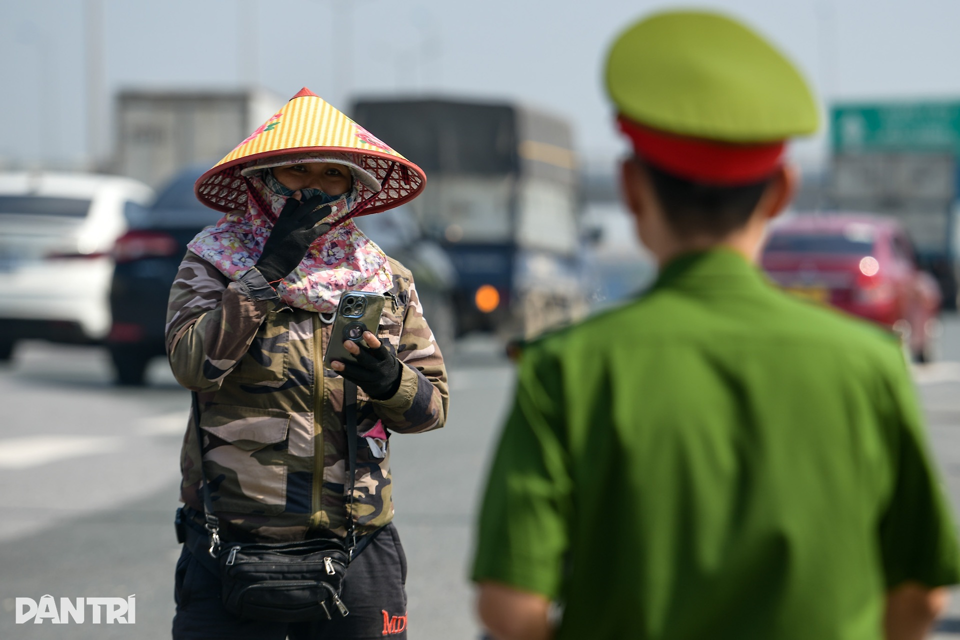 Người bán ổi dưới chân cầu Thanh Trì dọn hàng tháo chạy khi thấy công an - 8 Người bán ổi dưới chân cầu Thanh Trì dọn hàng tháo chạy khi thấy công an - 8