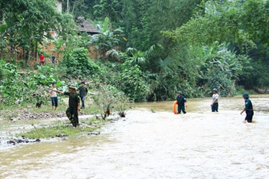 Vụ 4 người trong gia đình bị lũ cuốn: Tìm thấy thi thể cháu bé