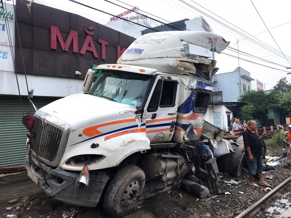 Xe container bị tàu hỏa tông đứt đôi - 7 Xe container bị tàu hỏa tông đứt đôi - 7