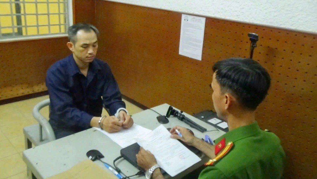 Khởi tố người đàn ông đánh cô gái giữa đường ở TPHCM - 1 Khởi tố người đàn ông đánh cô gái giữa đường ở TPHCM - 1