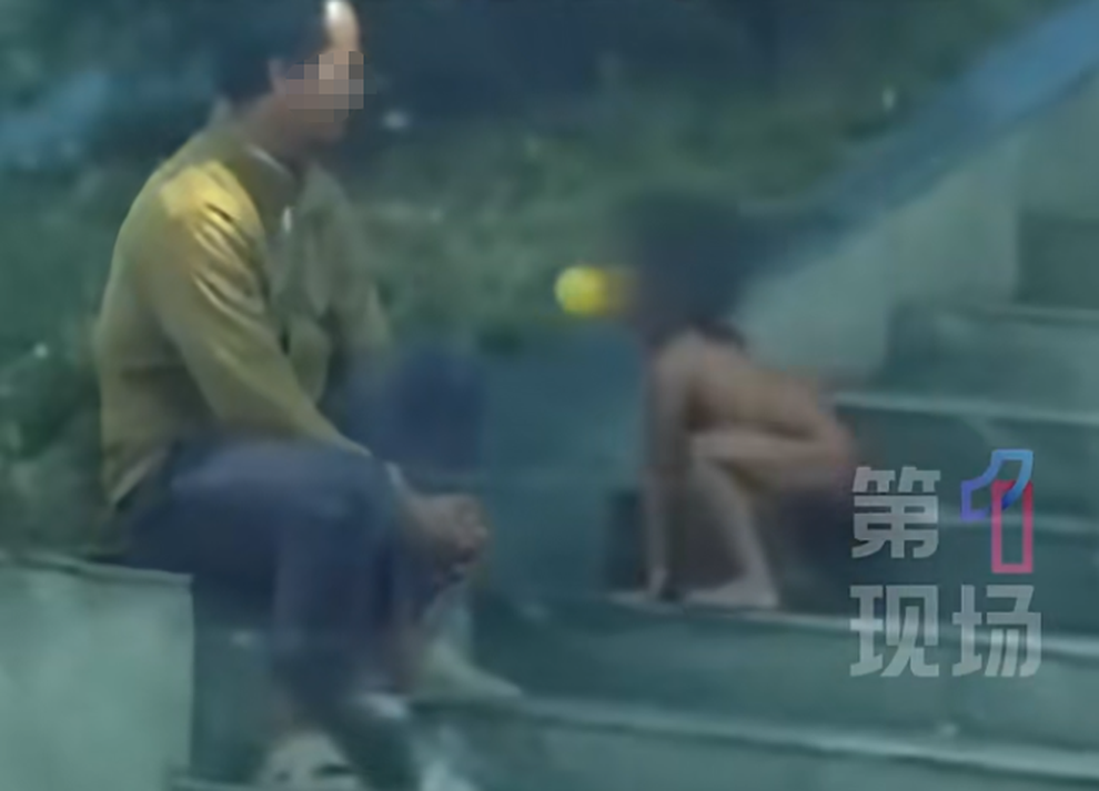 Em bé sống như người rừng, bò bằng tứ chi ở cùng cha mẹ có học vấn cao - 2