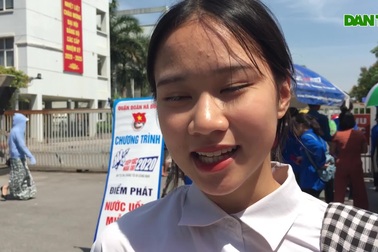 Thi Ngữ văn vào lớp 10 của Hà Nội: Thí sinh vui vẻ rời phòng thi vì đề dễ
