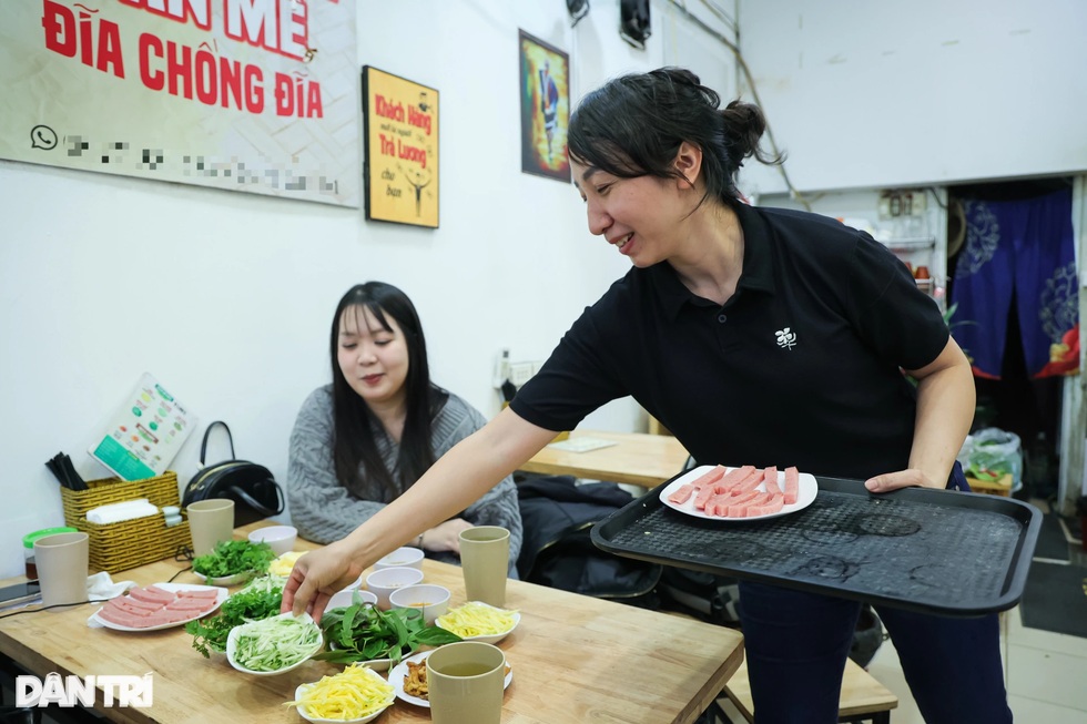 Hà Nội: Quán bánh ướt đĩa chồng đĩa, hút khách bởi cách ăn độc đáo - 4 Hà Nội: Quán bánh ướt đĩa chồng đĩa, hút khách bởi cách ăn độc đáo - 4
