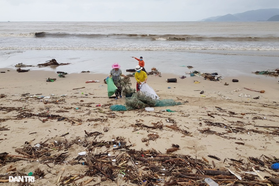 Bãi biển Nha Trang ngập ngụa rác sau mưa lũ - 3